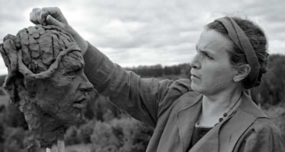 Как ни пафосно это звучит, французам действительно понравилось творение Мухиной, которое, кстати, было расположено неподалеку от Эйфелевой башни. vera muhina skulptor