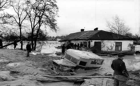 Здание Подольской больницы устояло. Часть больных спасалась от затопления на его крыше. kurenev_1961_babiy_yar_12