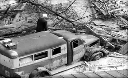 Разбитая машина Скорой помощи на месте аварии kurenev_1961_babiy_yar_13