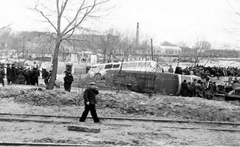 С целью избежания политической окраски события на предприятиях были запрещены гражданские панихиды, покойников хоронили на всех городских кладбищах и даже в области kurenev_1961_babiy_yar_14