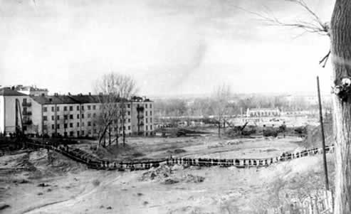 Установленные военными временные деревянные мостки, позволяющие передвигаться по залитой грязью территории. kurenev_1961_babiy_yar_16