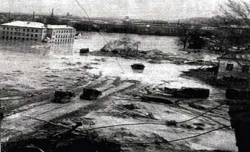 «канавы Бабьего Яра», на которые, однако, никто не реагировал. В начале марта 1961-го тревогу начали бить простые киевляне: они увидели ручейки, текущие по дамбам. Но власти не встревожились до самого момента трагедии. kurenev_1961_babiy_yar_6