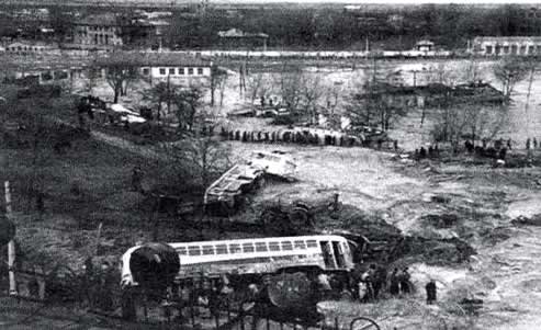 перевернутые автобус и троллейбус, разрушенное трамвайное депо им.Красина, стадион «Спартак» kurenev_1961_babiy_yar_7