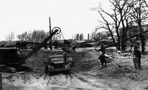 Пульпа, попадавшая в овраг по трубопроводу, попросту смешивалась с водой. Глинистые склоны плохо впитывали влагу... А к этому добавилась большая вода от таяния снегов – весна 1961 выдалась дождливой. kurenev_1961_babiy_yar_8