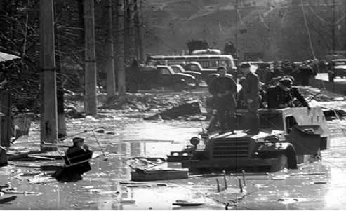 Прорвало дамбу, перекрывавшую Бабий Яр, куда 10 лет сливали сточные воды с Петровских кирпичных заводов. Дамба начала разрушаться ранним утром. kurenev_1961_babiy_yar_9