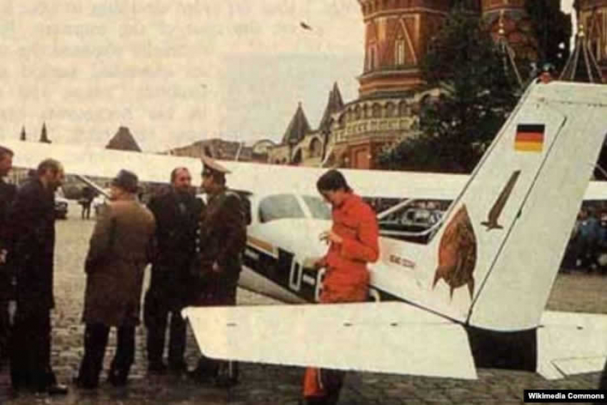 35 лет назад самолёт Матиаса Руста совершил посадку у Кремля